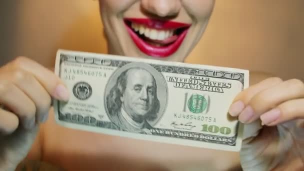 Krásné radostné žena drží americká sto dolar měny. - Záběry, video