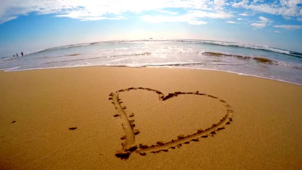 mão desenhar coração na praia de areia
 - Filmagem, Vídeo