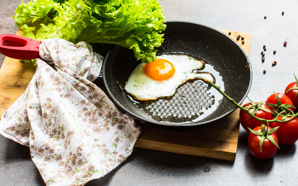 Breakfast with fried egg and vegetables - Photo, Image