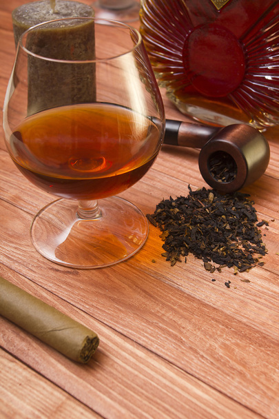 Cognac and tobacco pipe on a wooden table - Fotografie, Obrázek