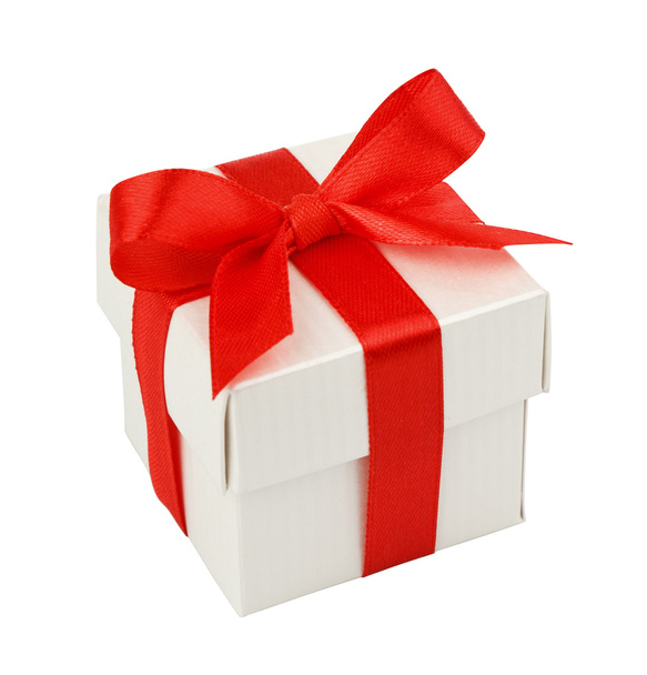 Valkoinen lahjapakkaus, jossa punainen nauha - Valokuva, kuva