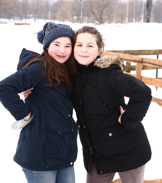 twee tienermeisjes close-up winter portret  - Foto, afbeelding