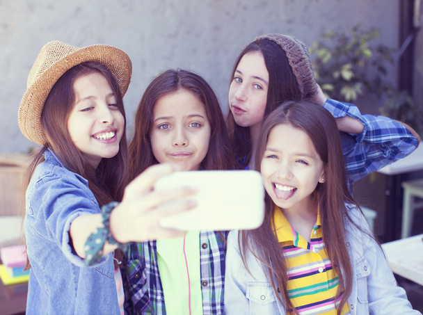 Retrato al aire libre amigos tomando fotos con un teléfono inteligente
 - Foto, imagen