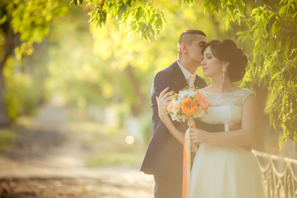 nevěsta a ženich v jejich svatební den - Fotografie, Obrázek