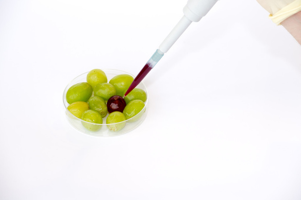 Красная инъекция в зеленый виноград
 - Фото, изображение