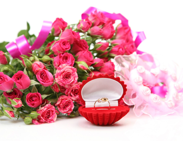 Pink roses and ring - Foto, Bild
