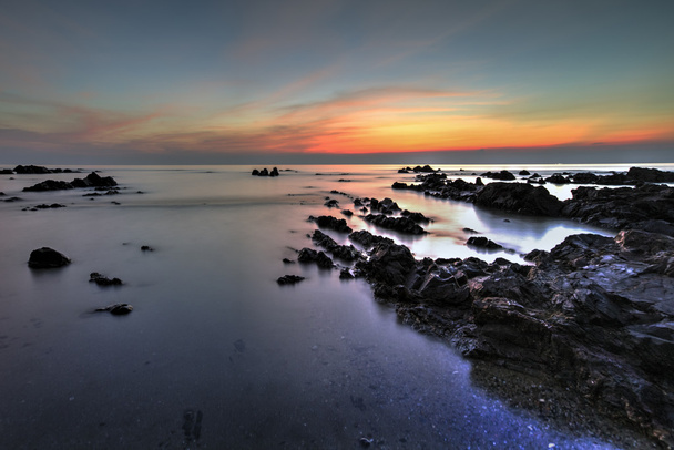 Sunrise seascape em Pandak Beach, Terengganu. Foco suave devido à longa exposição tiro. Composição da natureza e baixa luz
 - Foto, Imagem