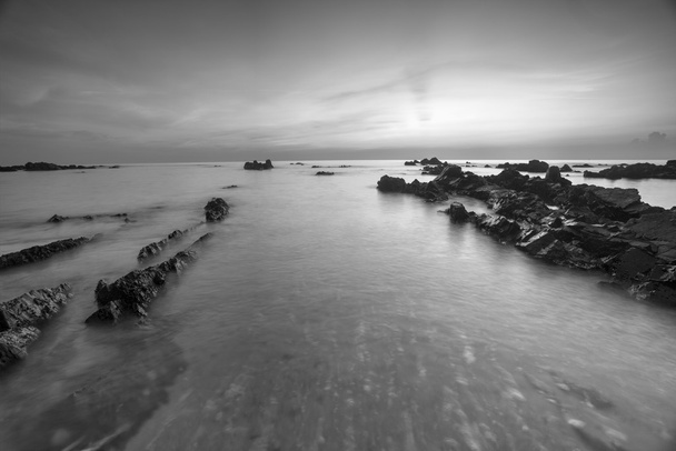 Paisaje marino al amanecer en Pandak Beach, Terengganu. Enfoque suave debido al disparo de larga exposición. Composición natural
 - Foto, imagen