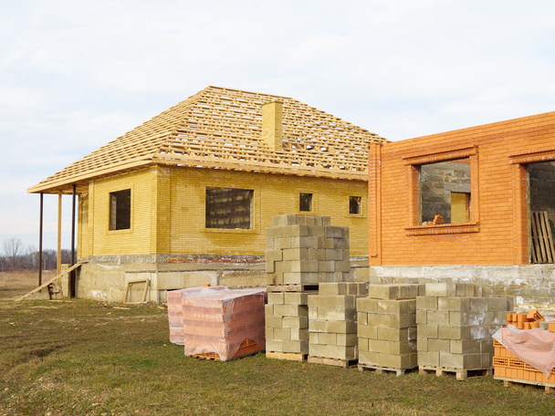 Bâtiment et chantier de construction en cours de construction pour une nouvelle maison
. - Photo, image