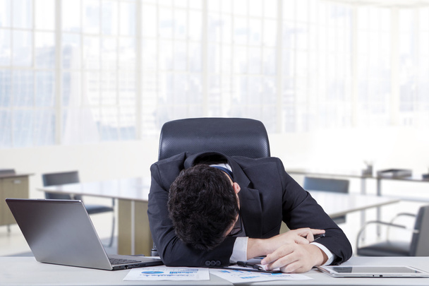Depresji pracownika spanie na stole - Zdjęcie, obraz