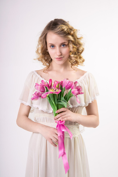 Όμορφη ξανθιά άνοιξη κορίτσι με λουλούδια - Φωτογραφία, εικόνα