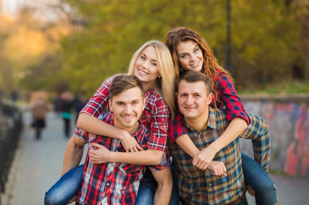 Two young couples spend time in the Park in early autumn - Foto, Imagem