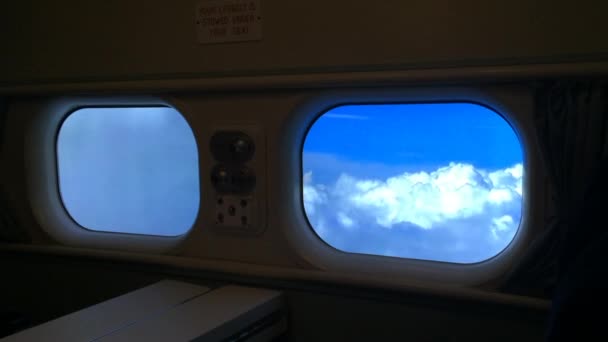 Janelas de avião vista de nuvens no céu durante o voo
 - Filmagem, Vídeo