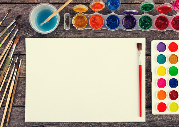 Set aquarel verf, penselen voor het schilderen en leeg Witboek - Foto, afbeelding