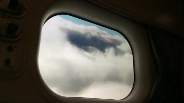 Vliegtuig venster weergave van wolken in de lucht tijdens de fligh - Video