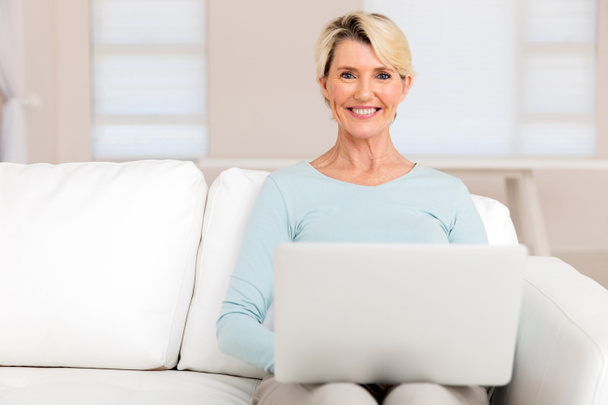 mulher com computador portátil em casa - Foto, Imagem