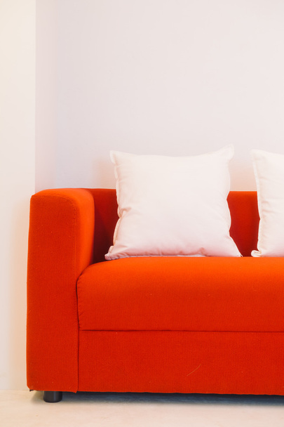 rotes Sofa mit Kissen im Wohnzimmer - Foto, Bild