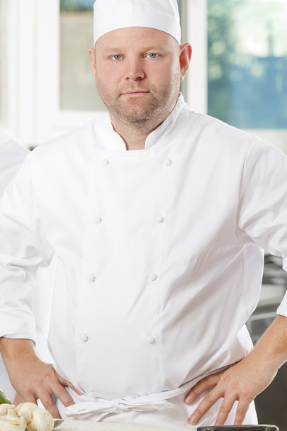 Retrato de chef confiado en cocina grande
 - Foto, Imagen