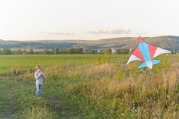 Meisje spelen met een vlieger - Foto, afbeelding