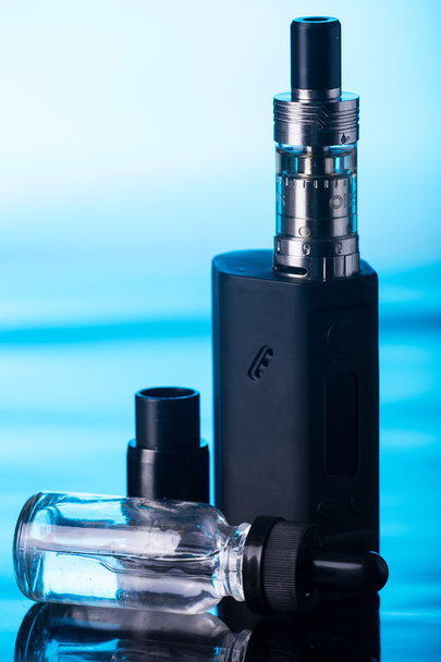  ηλεκτρονικό τσιγάρο σε σκούρο μπλε φόντο - Φωτογραφία, εικόνα