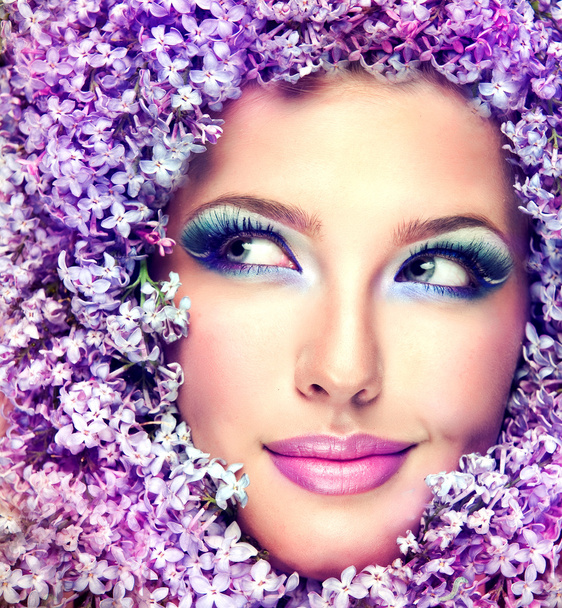 rosto de mulher em flores lilás
 - Foto, Imagem
