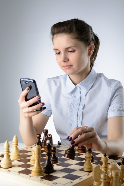 Donna d'affari che gioca a scacchi
 - Foto, immagini