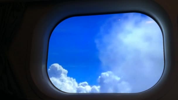Vliegtuig venster weergave van wolken in de lucht tijdens de vlucht - Video
