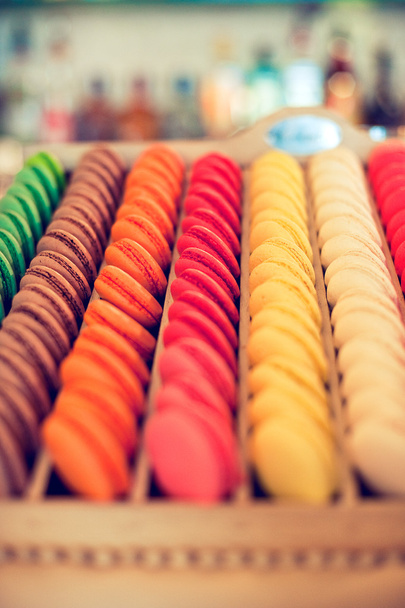 Kleurrijke smakelijke bitterkoekjes - Foto, afbeelding