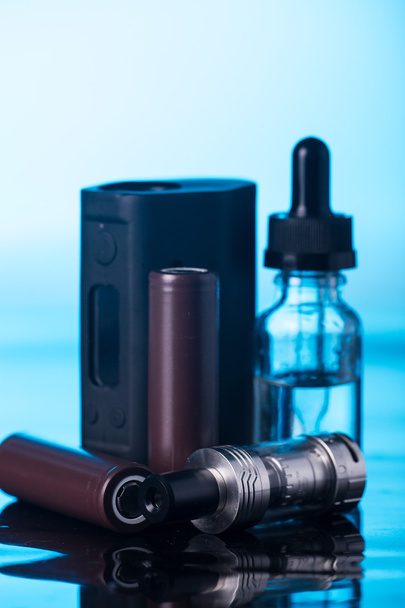  electronic cigarette on dark blue background - Fotoğraf, Görsel