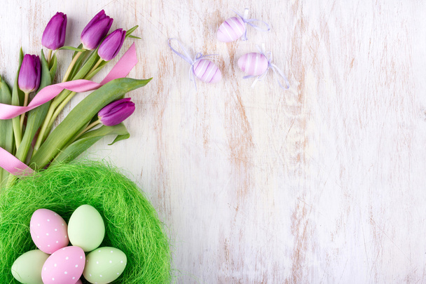 velikonoční vajíčka a květiny bílé dřevěný stůl - Fotografie, Obrázek