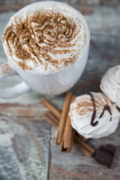 heißen Kaffee mit Marshmallows in einer Tasse auf dem hölzernen Hintergrund - Foto, Bild