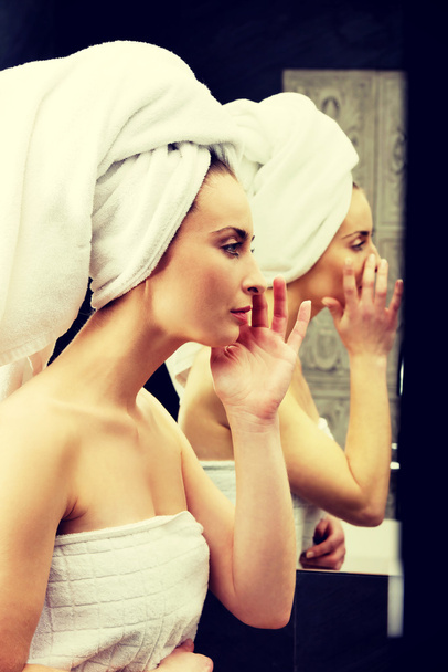Woman take care of her face. - Valokuva, kuva