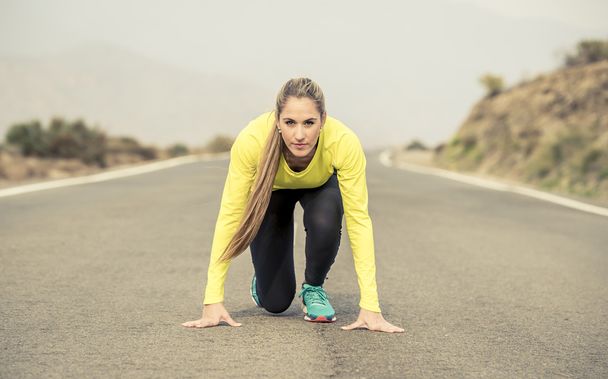 houkutteleva vaalea urheilu nainen valmis aloittamaan harjoitus kilpailu alkaa asfaltti tie vuoristo maisema
 - Valokuva, kuva