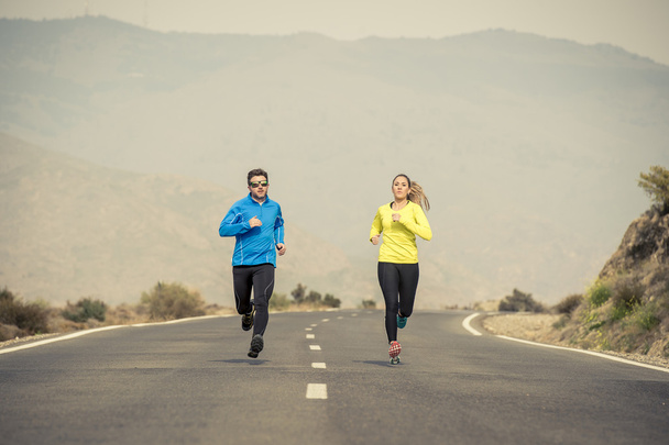 приваблива спортивна пара чоловік і жінка бігають разом на асфальтовій дорозі гірський пейзаж
 - Фото, зображення