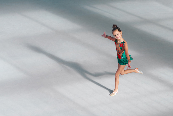  girl gymnast performs dance in gymnastics - Φωτογραφία, εικόνα