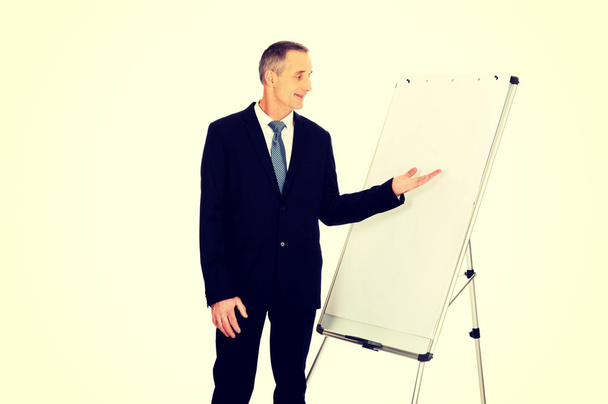 Male executive presenting on flip chart - Zdjęcie, obraz