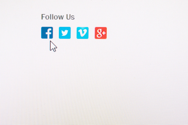 Icona del social network per seguire il sito web sullo schermo del monitor
. - Foto, immagini