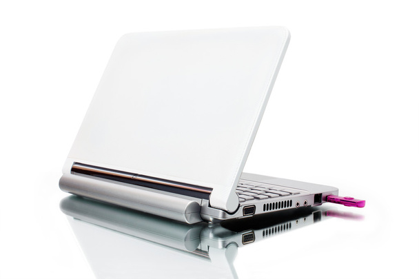 белый нетбук и розовый ключ USB с отраженной тенью
 - Фото, изображение