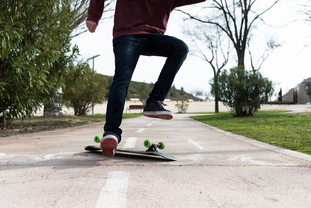 Perder o equilíbrio ao fazer um truque de skate sobre um caminho de bicicleta
 - Foto, Imagem