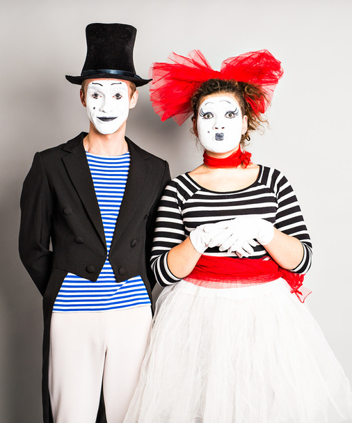 Utcai művészek fellépnek, Két pantomim férfi és nő áprilisban bolondok napja - Fotó, kép