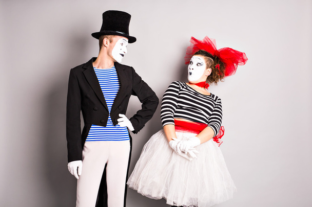 Twee mimespelers man en vrouw. April Fools Day concept - Foto, afbeelding