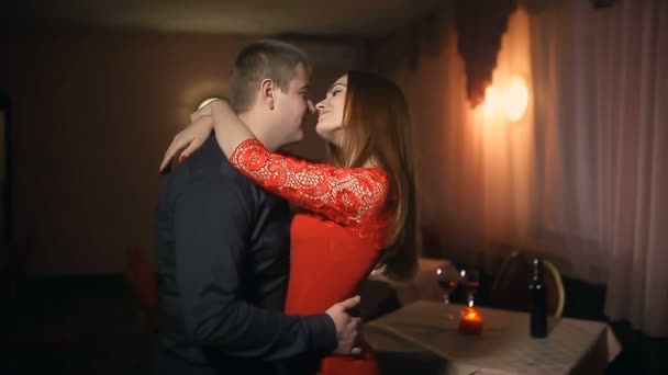 homme et femme embrasser soirée romantique dans l'amour bougie restaurant Saint Valentin
 - Séquence, vidéo
