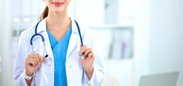 Ritratto di giovane donna medico con camice bianco in piedi in ospedale - Foto, immagini