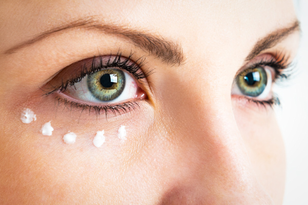 El cuidado de la piel alrededor de los ojos
 - Foto, Imagen
