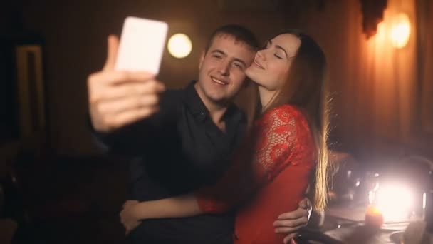 hombre y mujer haciendo teléfono inteligente selfie en la noche en un café estilo de vida amor romántico
 - Metraje, vídeo