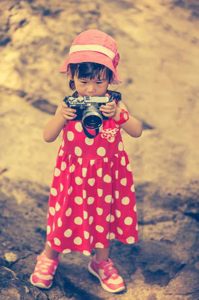 Asijská dívka fotograf s profesionální digitální fotoaparát v krásné přírodě. Retro styl. - Fotografie, Obrázek