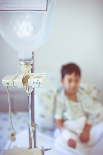 Asiatique garçon assis sur lit de maladie avec pompe à perfusion intraveineuse IV goutte à goutte
 - Photo, image