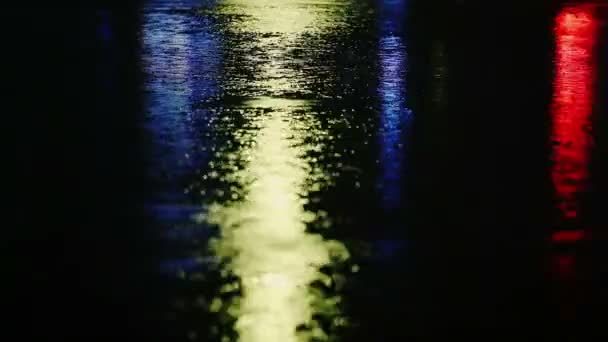 kropla deszczu z ulicy kolorowe światła ruchu w nocy rozmycie bokeh streszczenie tło odcień, chłodny chłód mokrego deszcz sezon koncepcja - Materiał filmowy, wideo