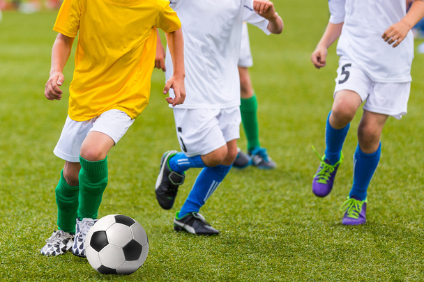 少年サッカーのゲームをプレイ - 写真・画像