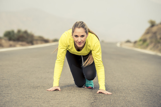vonzó szőke nő készen áll elindítani gyakorlati képzés futóverseny kezdődő aszfalt út hegyi táj sport - Fotó, kép